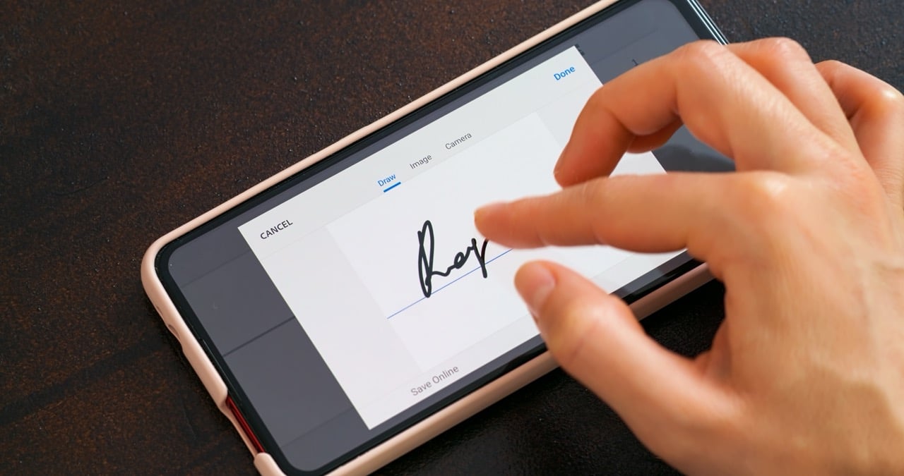 Digitale handtekening op een smartphone met Acrobat Sign